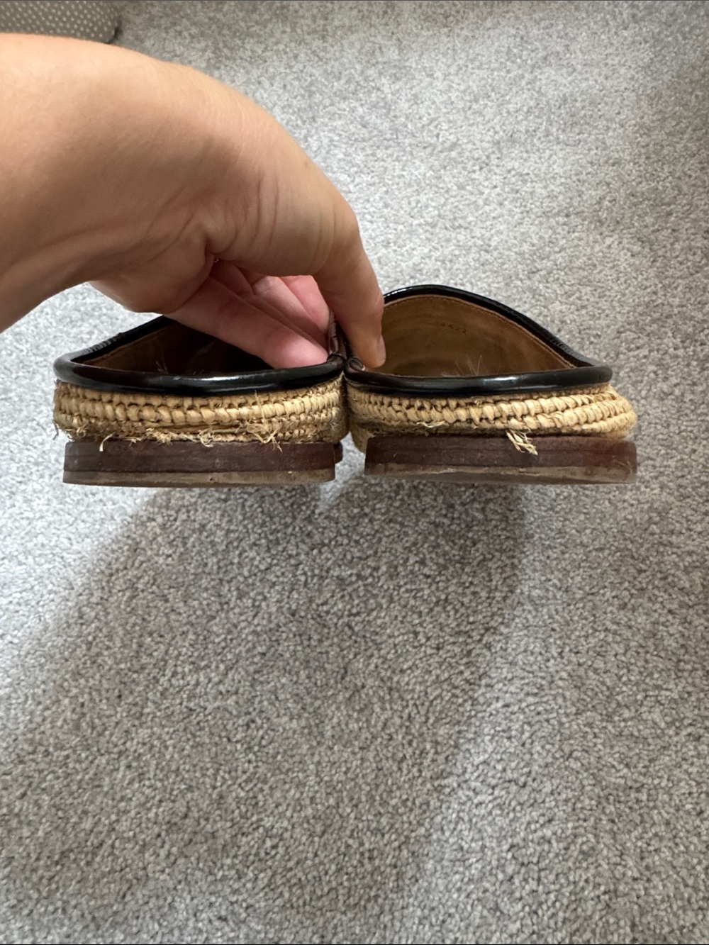 CHANEL authentic Natural Raffia and Black Patent Cap-Toe Mules, size 38 - Picture 5 of 9